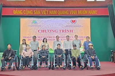 Tặng 40 chiếc xe lăn cho người khuyết tật tại 4 xã phía Tây Gia Lai