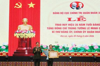 Đảng ủy Cục Chính trị Quân đoàn 34 trao tặng Huy hiệu Đảng đợt 2-9