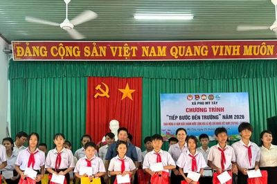 Trao 100 suất quà cho học sinh có hoàn cảnh khó khăn tại Phù Mỹ Tây