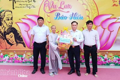 Lãnh đạo xã Phước Hậu thăm, tặng quà các cơ sở Phật giáo