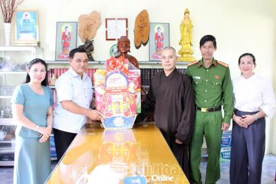 Lãnh đạo xã Ninh Phước thăm, tặng quà các cơ sở Phật giáo nhân dịp lễ Vu Lan
