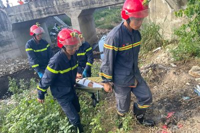 Cứu hộ người dân rơi xuống kênh thoát nước trên Quốc lộ 1