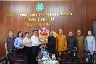 Lãnh đạo Ủy ban MTTQ Việt Nam tỉnh Khánh Hòa thăm, tặng quà các chức sắc Phật giáo