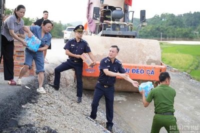 Hỗ trợ người dân xã Kháng Chiến bị ảnh hưởng của bão số 4