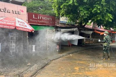 Quân khu 1 phun hoá chất khử khuẩn tại chợ Giếng Vuông