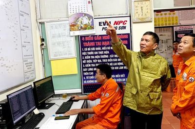 Nỗ lực cấp điện trở lại cho khách hàng