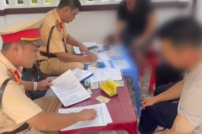 Chạy quá tốc độ bằng xe quá hạn kiểm định, lái xe bị phạt gần 12 triệu đồng
