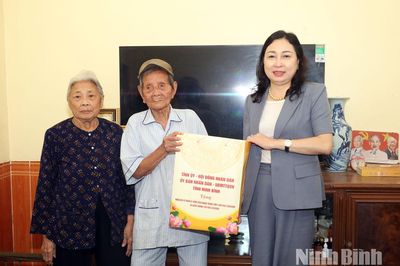 Đồng chí Phó Bí thư Tỉnh ủy, Chủ tịch Ủy ban MTTQ Việt Nam tỉnh Đinh Thị Lụa thăm, tặng quà gia đình cán bộ tiền khởi nghĩa ở xã Bình Giang