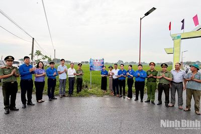 Khánh thành công trình Thanh niên thắp sáng đường quê và trao quà Tết Trung thu tại xã Vũ Dương