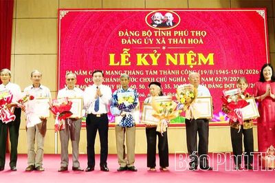 Xã Thái Hòa kỷ niệm 81 năm Cách mạng Tháng Tám và trao Huy hiệu Đảng đợt 2/9
