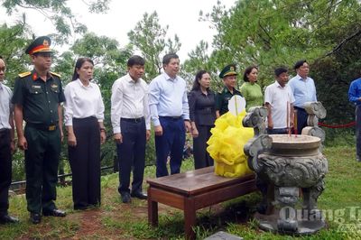 Đoàn đại biểu tỉnh Quảng Trị dâng hương tri ân Đại tướng Võ Nguyên Giáp
