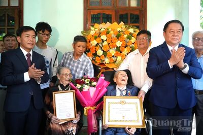 Đồng chí Chủ nhiệm Tổng cục Chính trị Quân đội nhân dân Việt Nam trao Huy hiệu 80 năm tuổi Đảng cho đảng viên lão thành