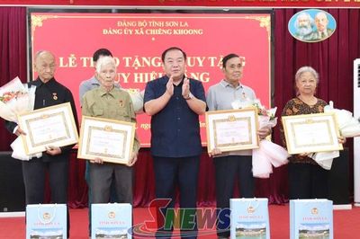 Lễ trao tặng, truy tặng Huy hiệu Đảng đợt 2/9 tại xã Chiềng Khoong