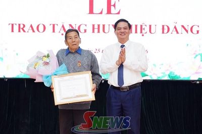 Lễ trao tặng Huy hiệu Đảng đợt 2/9 tại xã Co Mạ