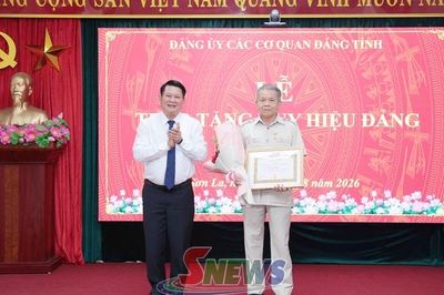 Đảng ủy Các cơ quan Đảng tỉnh trao tặng, truy tặng Huy hiệu Đảng đợt 2/9 cho các đảng viên