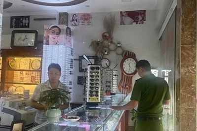 Khởi tố đối tượng bán đồng hồ Rolex, Tissot rởm ở Phú Thọ