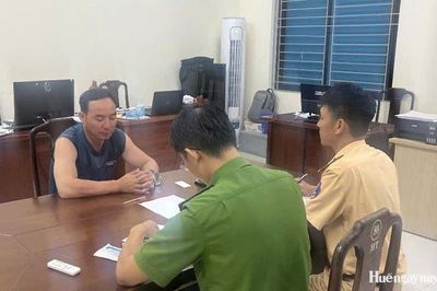 Cảnh sát giao thông bắt đối tượng truy nã trên xe khách