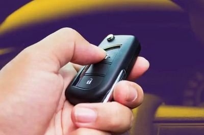 Vì sao ô tô lại phát tiếng "bíp" khi bấm khóa cửa?