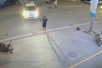 Phóng như bay, thanh niên cùng xe máy điện mài đường, lao thẳng ô tô đang quay đầu