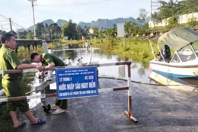 Sau bão số 4, nhiều tuyến đường Thanh Hóa vẫn ngập sâu, sạt lở gây ách tắc giao thông