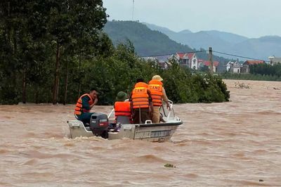 CSGT đường thủy Bắc Ninh kịp thời hỗ trợ người dân vùng ngập lụt bị cô lập