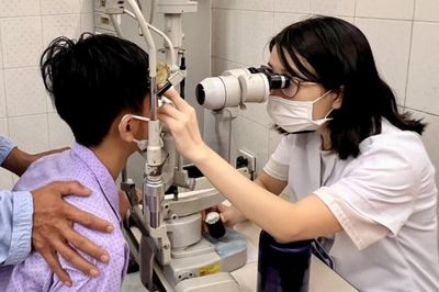 Bất cẩn khi đi câu, bé trai 13 tuổi bất ngờ bị móc câu găm vào mắt