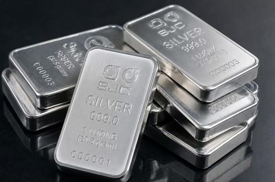Ngày 25/8: Giá bạc trong nước giảm nhẹ, giá bạc thế giới vượt 69 USD/ounce