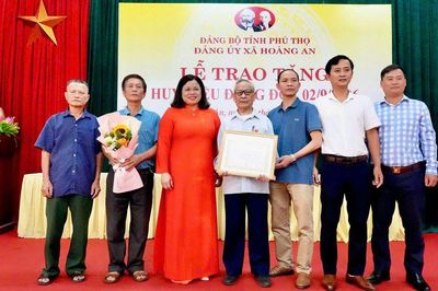 Phú Thọ: Đảng ủy xã Hoàng An trao Huy hiệu Đảng cho 103 đảng viên dịp 2/9
