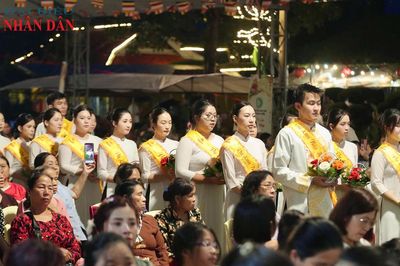 Hàng trăm người đội mưa nhớ ơn đấng sinh thành trong Đại lễ Vu Lan