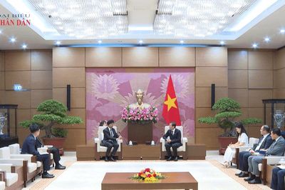 Đẩy mạnh hợp tác kinh tế, tài chính và pháp luật với Singapore
