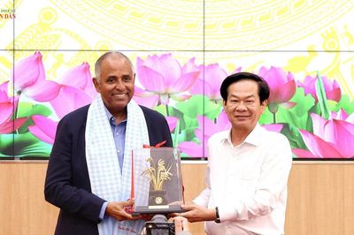 Chủ tịch Quốc hội Bờ Biển Ngà Patrick Achi làm việc với lãnh đạo TP. Cần Thơ