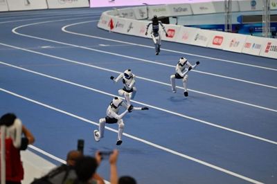 Robot hình người Trung Quốc tự nghĩ ra kiểu chạy 'che mặt' để vô địch đường đua
