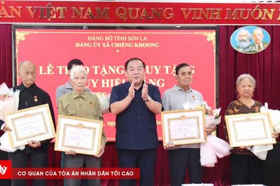 Chiềng Khoong - Sơn La: Trao tặng Huy hiệu Đảng cho 28 đảng viên