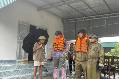 Lực lượng Công an cơ sở giúp nhân dân ứng phó với mưa lũ