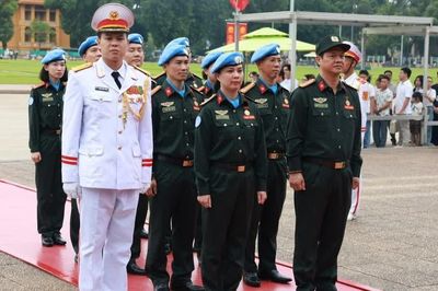 Tổ công tác gìn giữ hòa bình số 9 Bộ Công an vào Lăng viếng Bác