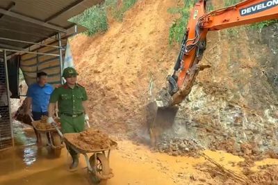 Công an Bắc Ninh khắc phục hậu quả mưa lũ, sớm ổn định cuộc sống người dân