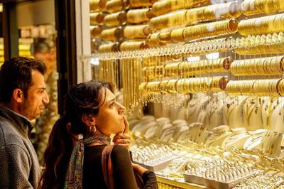 Giá vàng tăng, dầu hạ nhiệt, chuyên gia dự báo xu hướng