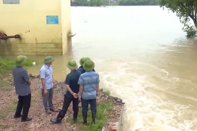 Bão Narra xa đất liền, lũ nhiều sông vẫn trên báo động III