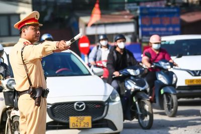 CSGT Hà Nội thực hiện nhiệm vụ "kép" trên tuyến đường "Ba nhất"
