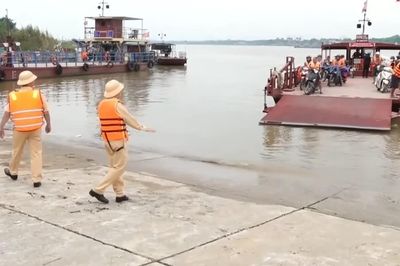 Nước sông dâng cao, CSGT tăng cường tuần tra hỗ trợ nhân dân