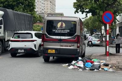 Nhiều điểm đen chân rác gây ô nhiễm trên phố Sài Đồng