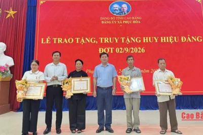 34 đảng viên xã Phục Hòa và Đông Khê được trao tặng Huy hiệu Đảng