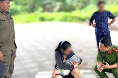 Hơn một giờ thuyết phục người phụ nữ bế con 10 tháng tuổi đi lại thất thần ở cầu Thủ Biên, lý do khiến nhiều người xót xa