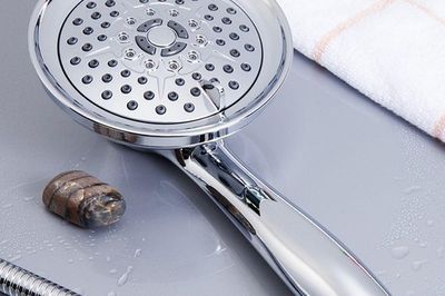 Vòi sen mở hết cỡ vẫn chảy yếu: Đừng vội gọi thợ, kiểm tra ngay bộ phận này