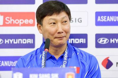 HLV Kim Sang-sik kêu gọi tuyển Việt Nam tập trung tối đa trước trận chung kết