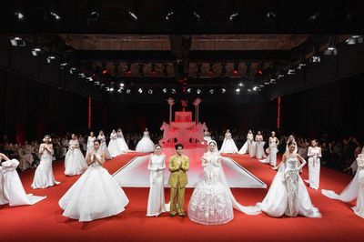 Lương Thùy Linh 'cân' váy cưới khó, Naomi hóa cô dâu gợi cảm tại Vietnam Wedding Week 2026 ngày 2