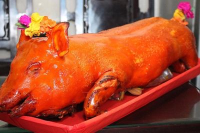 Heo quay nguyên con lên mâm cúng rằm tháng 7, giá gần 7 triệu đồng/mâm