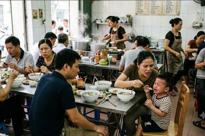 Vô duyên nhất là những phụ huynh quát con ở quán ăn sáng, sao không mua về nhà?