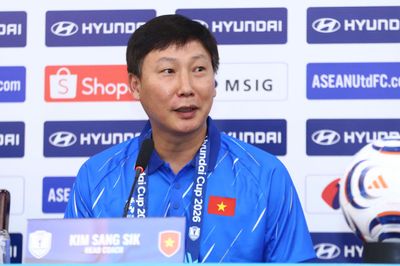 Quá nhiều người gọi điện nhờ mua vé, HLV Kim Sang-sik không dám nghe điện thoại