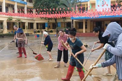 Trường ngập sâu sau lũ, thầy cô và phụ huynh tất bật dọn dẹp xuyên đêm
